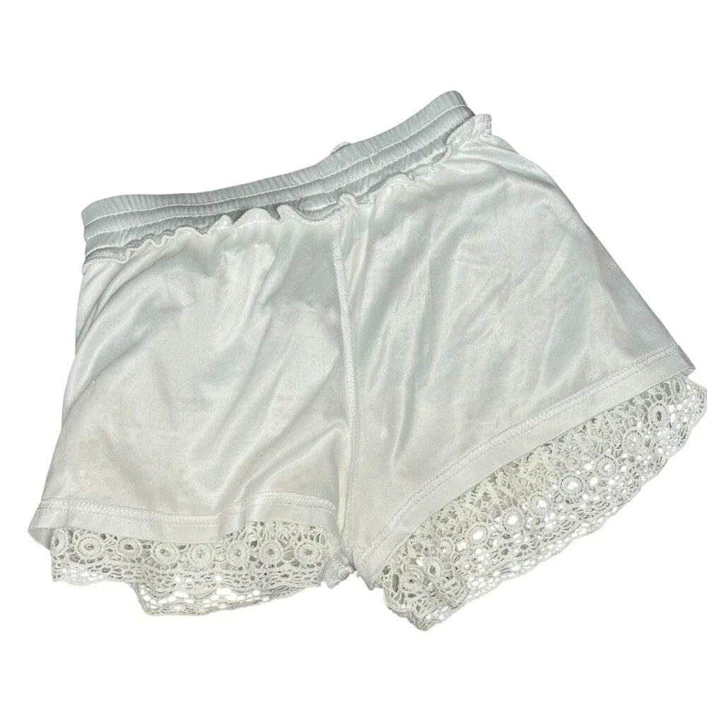 N/A white crochet